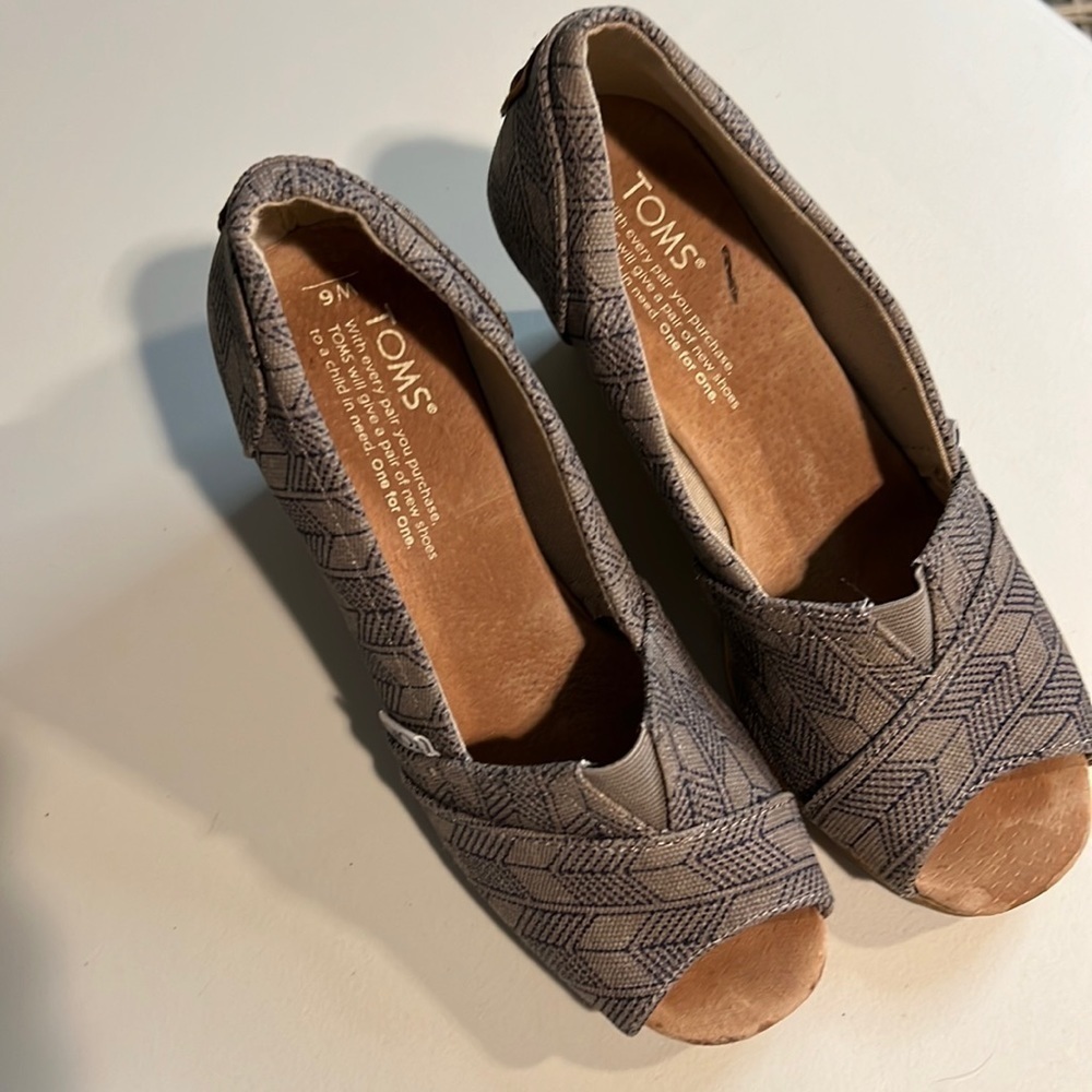Tom’s CORK PEEP TOE WEDGES SIZE 6